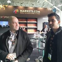 יוסי הרצוג (משמאל) ומנהל לנקופיה במאוריציוס, רונאל ג'ובין, ביריד ICE Totally Gaming בלונדון, בסביבות 2014 או 2015 (צילום: Courtesy)