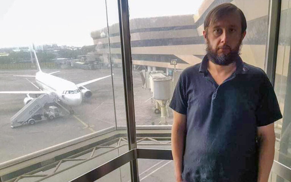 רומן טרופימוב בשדה התעופה במאנילה