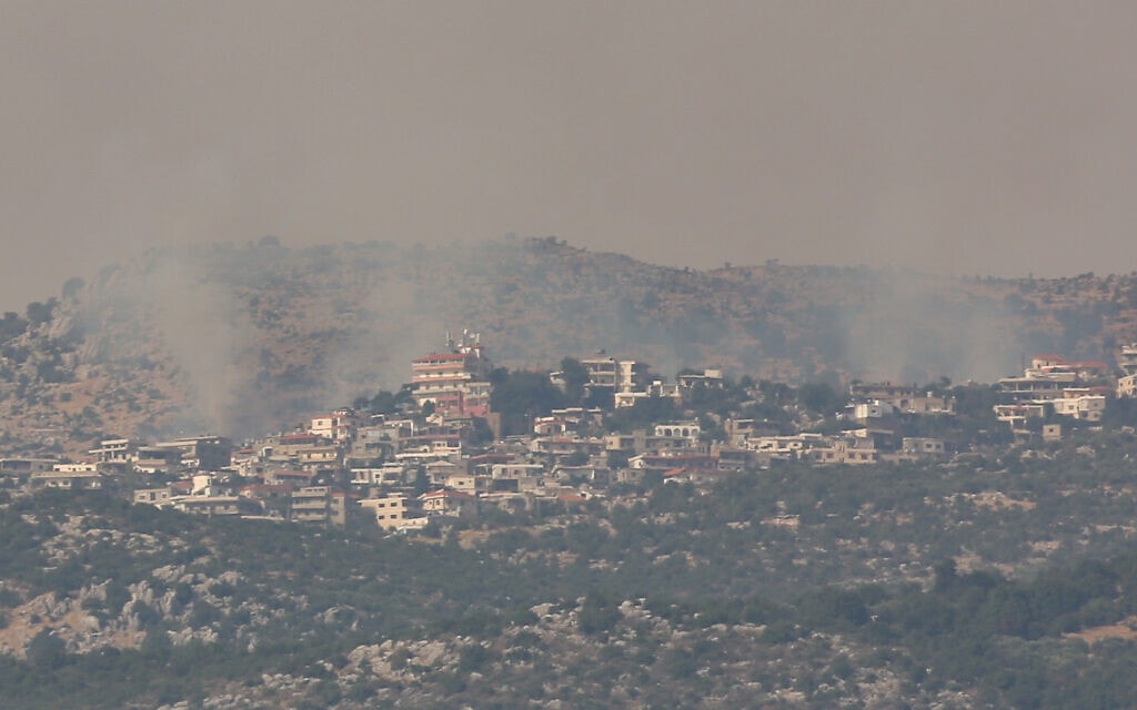 עשן מיתמר מעל הכפר שובה שבדרום לבנון. חוליית חיזבאללה ניסתה לחדור לישראל ונמלטה בחזרה אחרי שזוהתה על ידי תצפיתניות של צה"ל. 27 ביולי 2020 (צילום: David Cohen/Flash90)