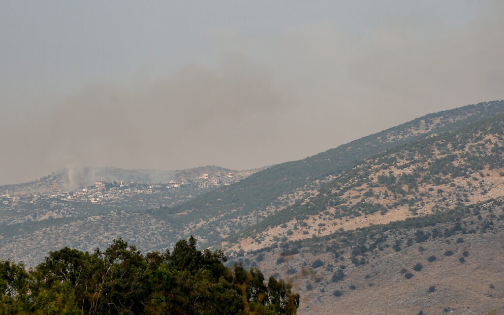 עשן מיתמר מעל הכפר שובה בגזרת הר דב בדרום לבנון, 27 ביולי 2020 (צילום: דייוויד כהן / פלאש 90)