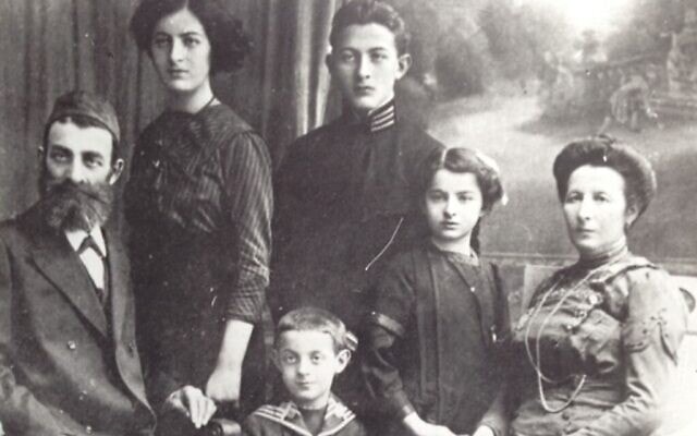 משפחת ליאון בוכהולץ, סבו של פיליפ סנדס, סביב 1910 (צילום: באדיבותו)
