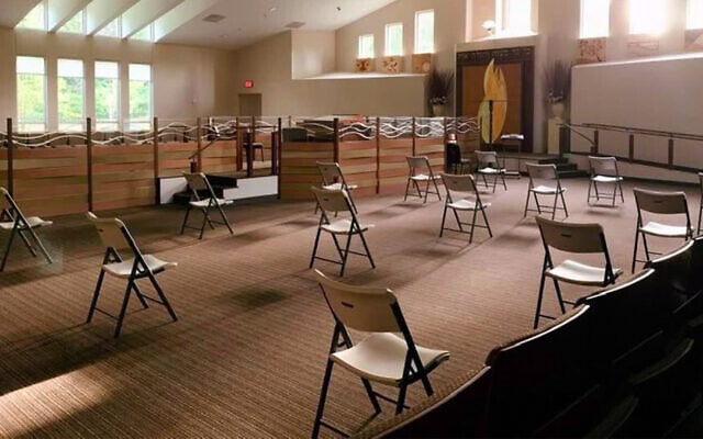 כיסאות שהונחו בהתאם לכללי הריחוק החברתי בקהילת אור התורה באטלנטה (צילום: באדיבות הרב אדם סטאר)