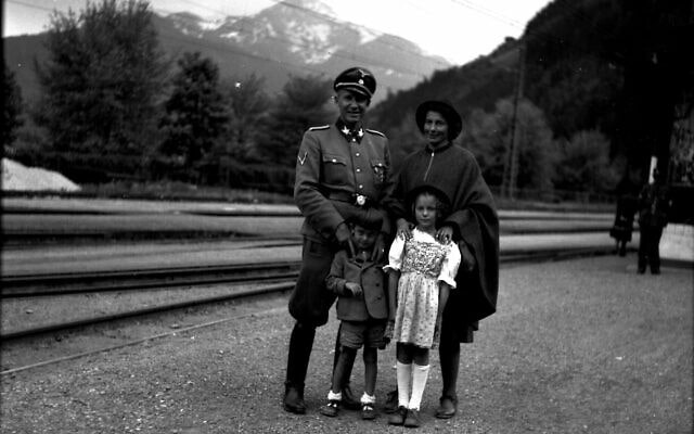 הורסט וכטר, עם שרלוטה, אוטו פון וכטר והבת טראוטה בצל אם זה, אוסטריה, 1944 (צילום: באדיבות הורסט וכטר)
