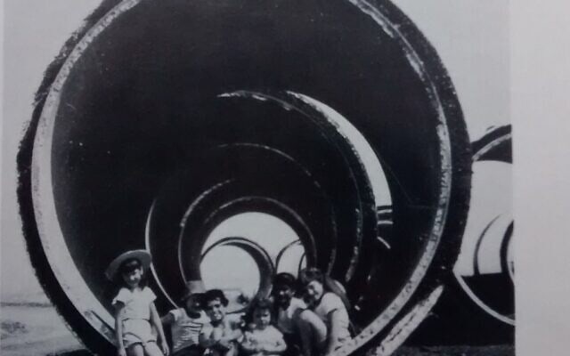 מצינורות המוביל הארצי, סמוך לעין שמר, 1965 (TaBaZzz ויקיפדיה) (צילום: מצינורות המוביל הארצי, סמוך לעין שמר, 1965 (TaBaZzz ויקיפדיה))