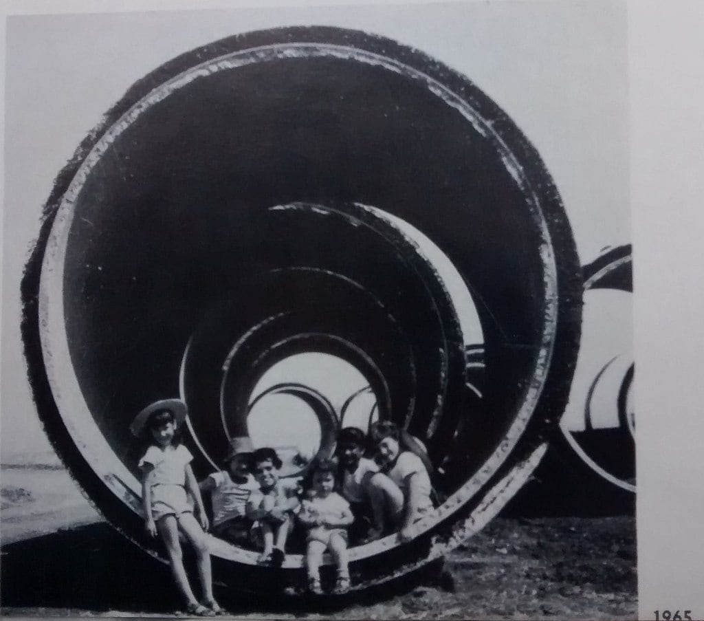 מצינורות המוביל הארצי, סמוך לעין שמר, 1965 (TaBaZzz ויקיפדיה) (צילום: מצינורות המוביל הארצי, סמוך לעין שמר, 1965 (TaBaZzz ויקיפדיה))