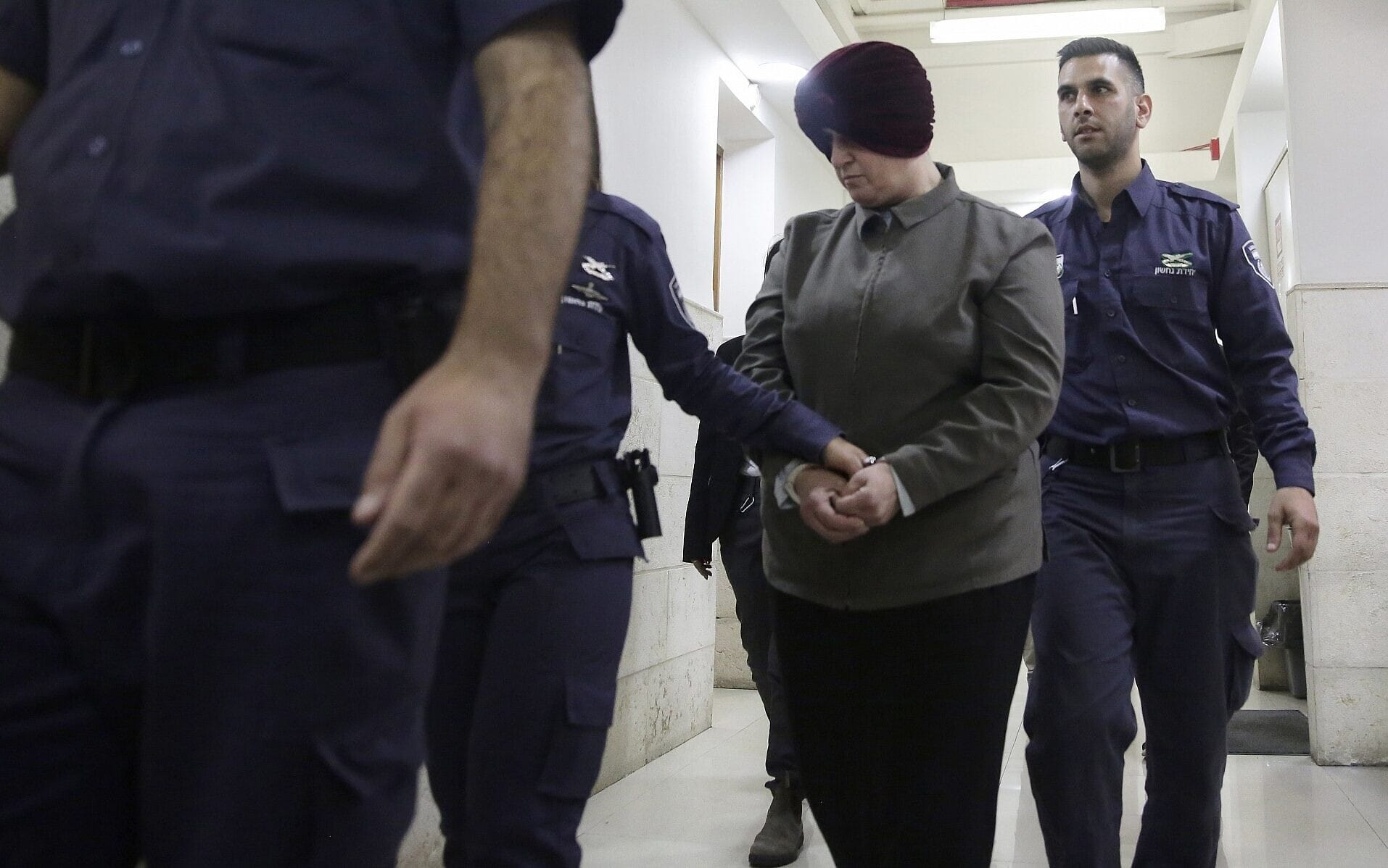מלכה לייפר מובאת לאולם בית המשפט בירושלים, 27 בפברואר 2018 (צילום: AP/מחמוד עליאן)