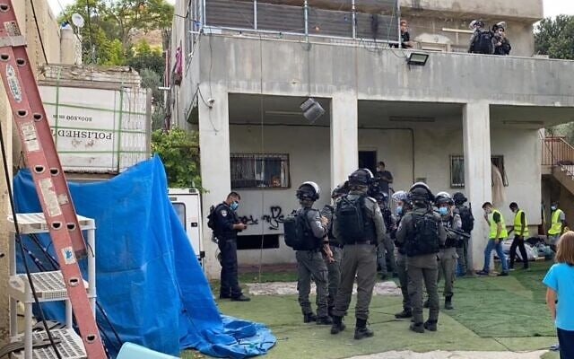 משטרה מחוץ לבית הדירות של משפחת טאהן בשכונת סילואן במזרח ירושלים לקראת הריסתו (צילום: WAFA, סוכנות הידיעות הפלסטינית)