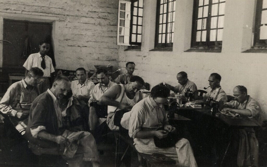 סדנת תפירה באגף הגברים בכלא בו-באסין במאוריציוס (צילום: באדיבות ארכיון מוזיאון בית לוחמי הגטאות)