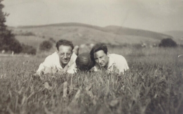 סבו של פיליפ סנדס, ליאון בוכהולץ, משמאל, 1936 (צילום: באדיבותו)