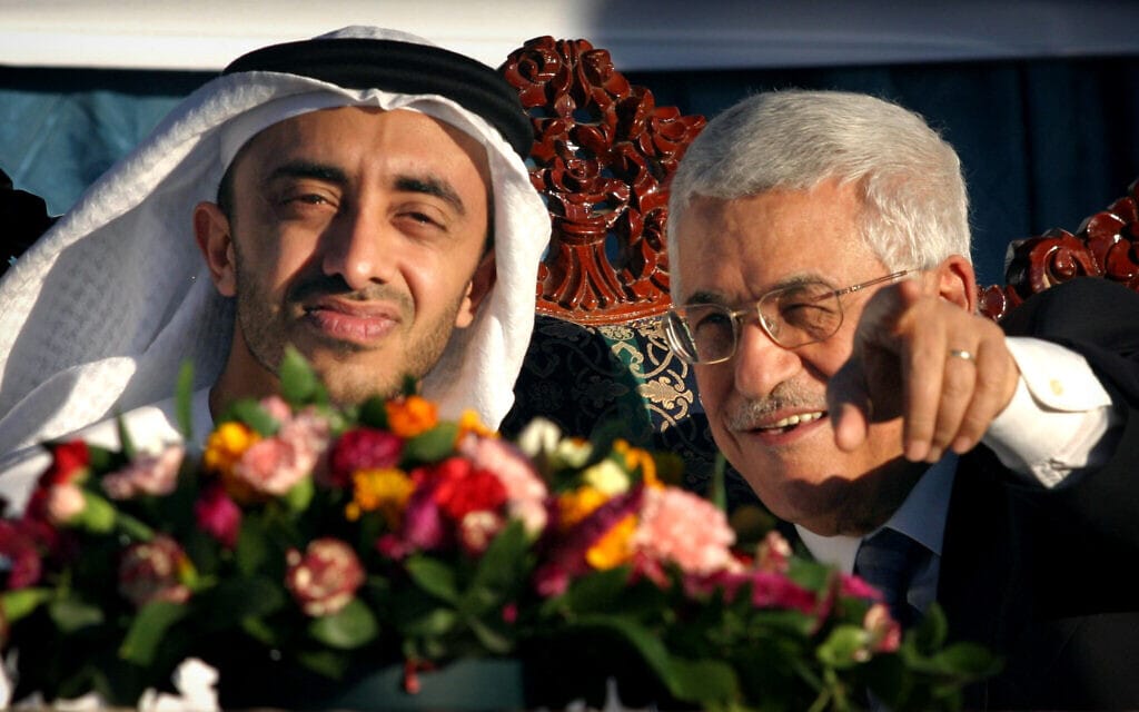 אבו מאזן ושר האינפורמציה האמירתי עבדוללה בין זאיד, אחיו של נשיא האמירויות בטקס ברצועת עזה (צילום: AP Photo/Khalil Hamra)