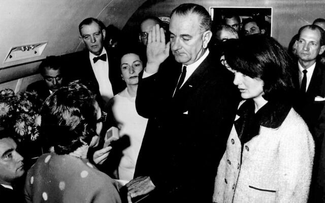 לינדון ג&#039;ונסון מושבע לנשיא ארצות הברית כשג&#039;קי קנדי לצידו, מייד אחרי ההתנקשות בחיו של ג&#039;ון קנדי בדאלאס, טקסס, ב-22 בנובמבר 1963 (צילום: Cecil Stoughton/The White House via AP)