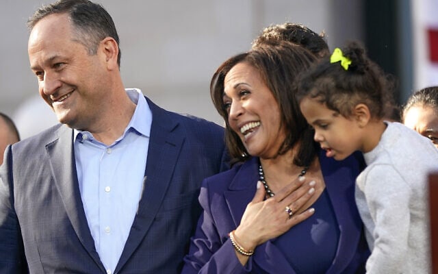 קמלה האריס עם בעלה ואחייניתה, 2019 (צילום: AP Photo/Tony Avelar)
