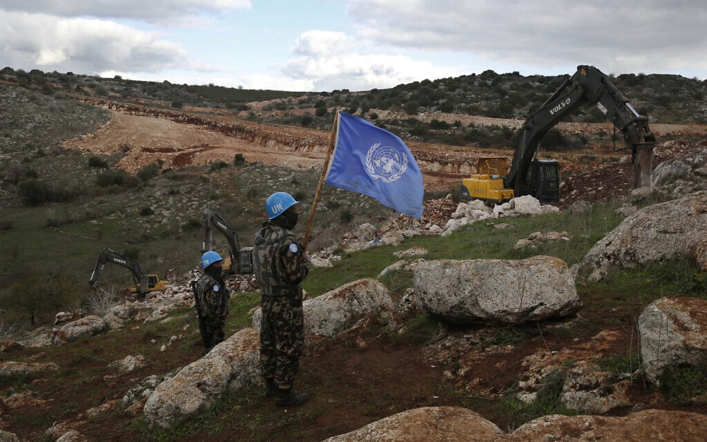 חיילי יוניפי"ל מביטים בצה"ל מנסה להרוס מנהרות ליד גבול דרום לבנון (צילום: AP Photo/Hussein Malla, File)