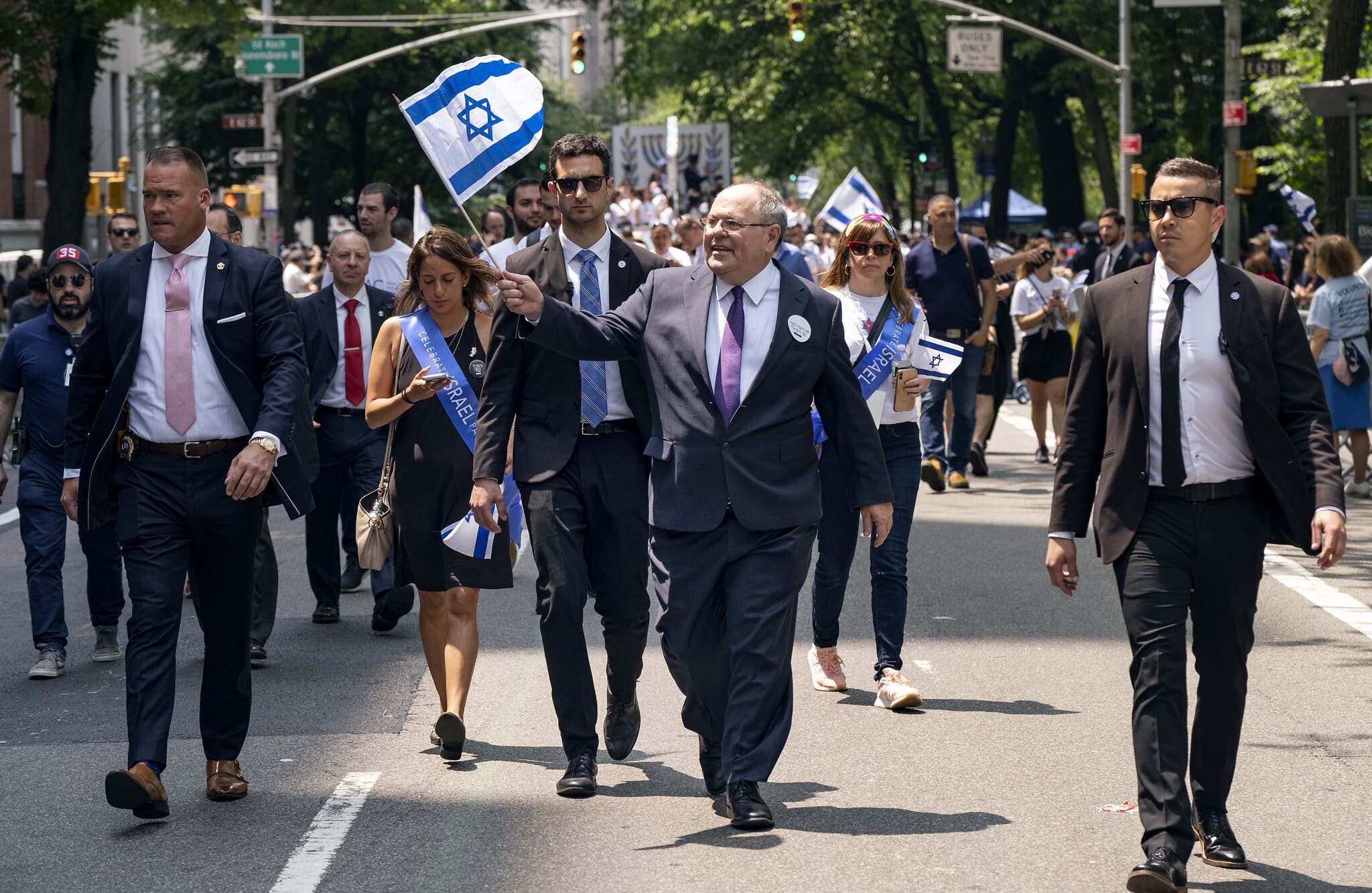 דני דיין, הקונסול הכללי של ישראל (במרכז), משתתף במצעד למען ישראל בניו יורק, יוני 2019, ארכיון (צילום: AP / קרייג רוטל)