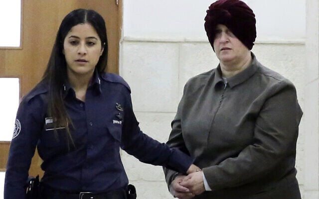 מלכה לייפר (מימין) בבית המשפט בירושלים, פברואר 2018 (צילום: AP Photo/Mahmoud Illean, File)