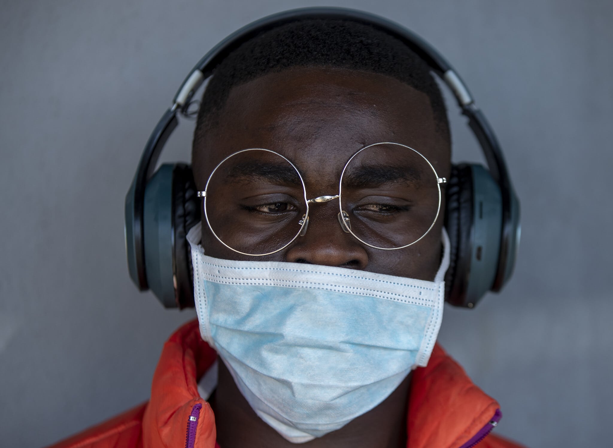 ספר לובש מסכה להגנה מפני וירוס הקורונה, דרום אפריקה, מרץ 2020 (צילום: AP Photo/Themba Hadebe)
