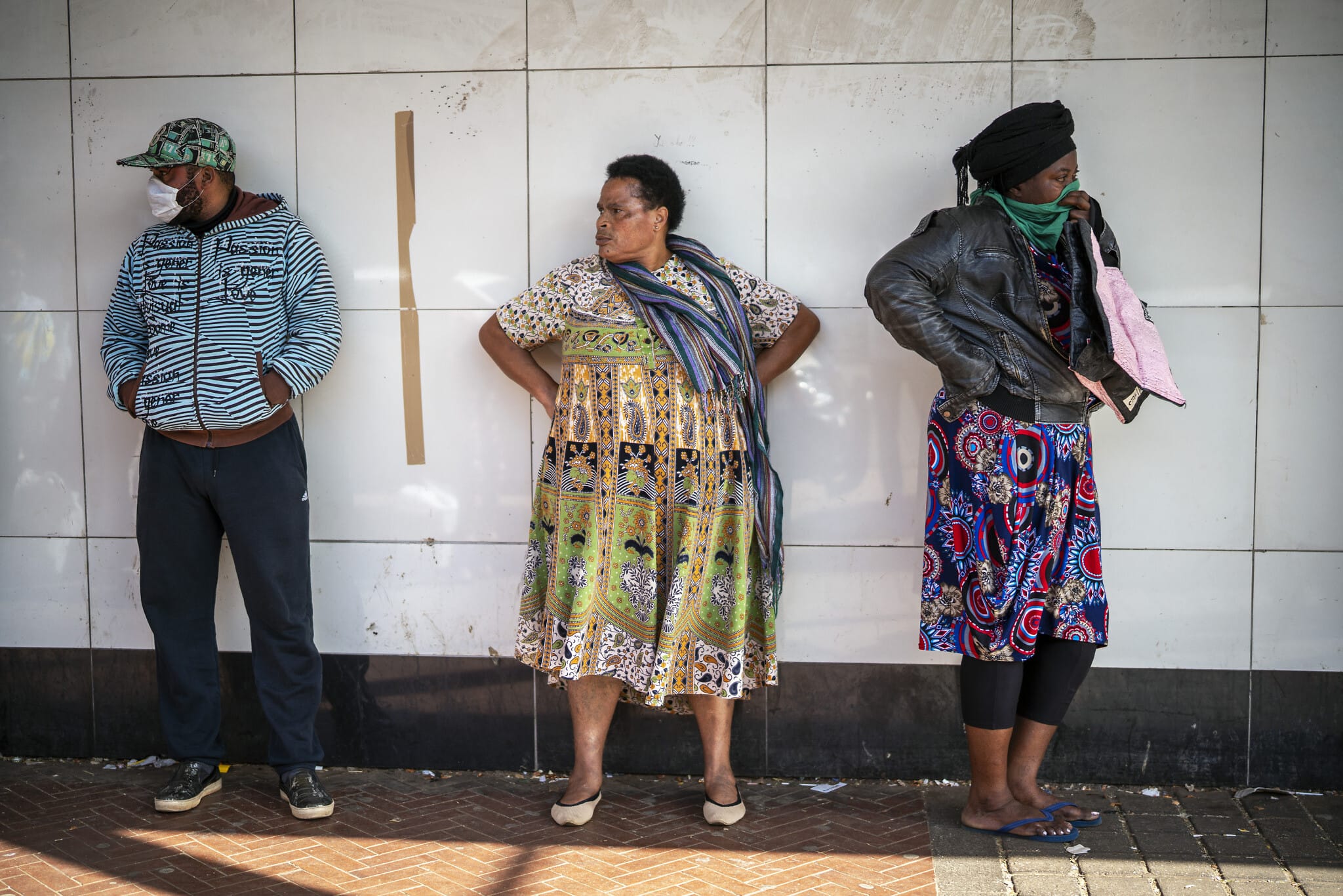 תושבי יוהנסבורג ממתינים לתורם להיכנס לסופר מרקט בעידן הקורונה, מרץ 2020 (צילום: AP Photo/Jerome Delay)