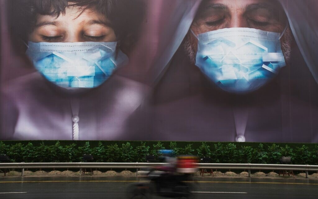 קמפיין ממשלתי למען לבישת מסכות בדובאי, איחוד האמירויות, אפריל 2020 (צילום: AP Photo/Jon Gambrell)