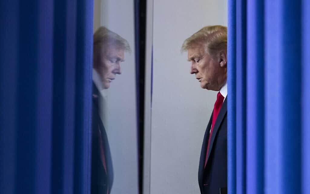 טראמפ בבית הלבן, אפריל 2020 (צילום: AP)