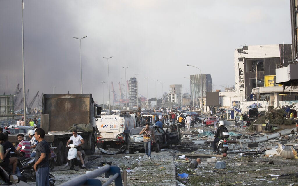 פיצוץ עז בנמל ביירות זרע הרס רב ברחבי העיר ומאות פצועים פונו לבתי החולים. 4 באוגוסט 2020 (צילום: AP Photo/Hassan Ammar)