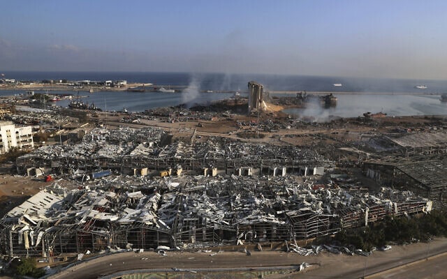 מבט כללי על זירת הפיצוץ שפקדה את נמל הים של ביירות, לבנון. יום רביעי, 5 באוגוסט, 2020 (צילום: AP Photo/Bilal Hussein)