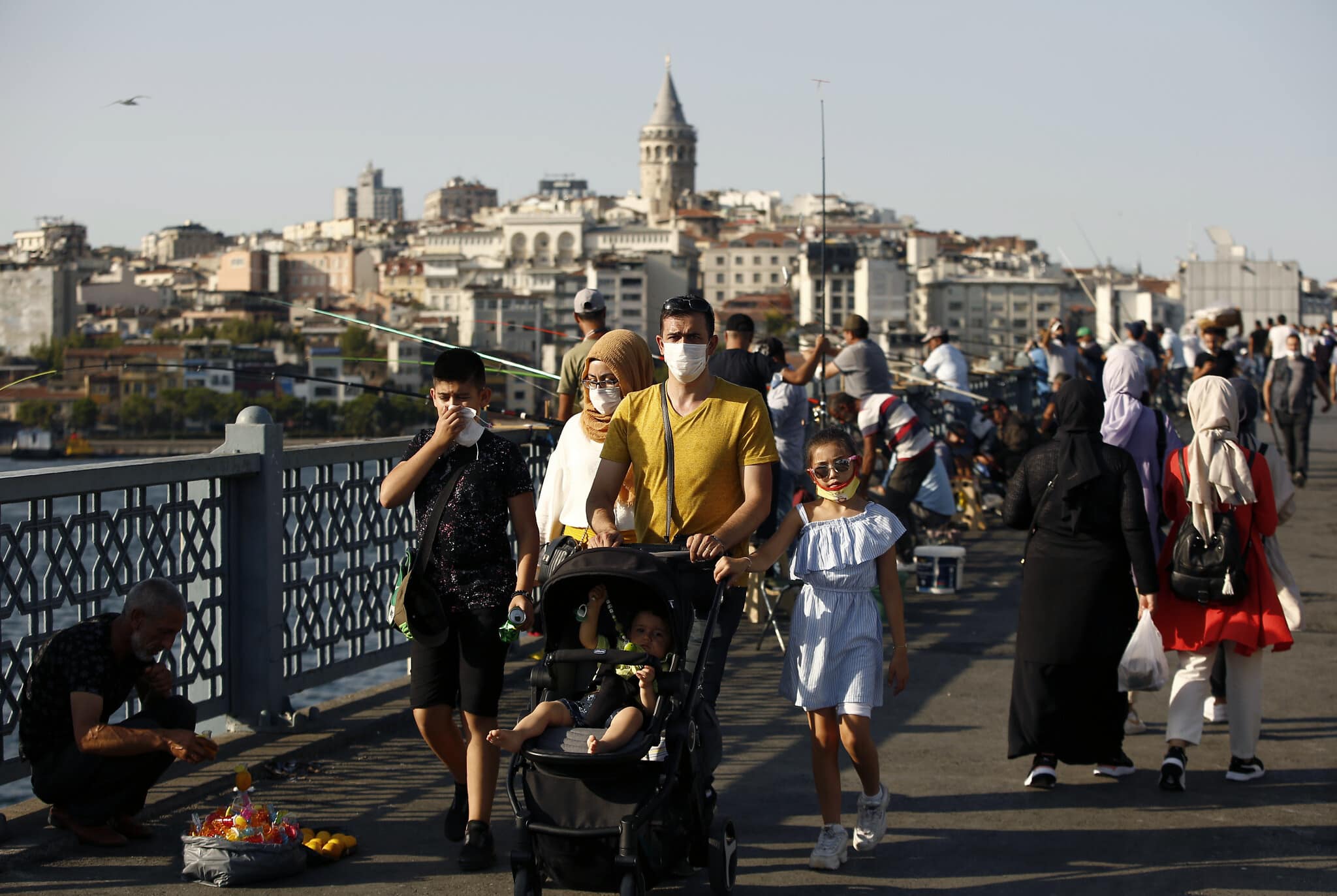 גשר גלאטה באיסטנבול בעידן הקורונה, 7 באוגוסט 2020 (צילום: AP Photo/Emrah Gurel)