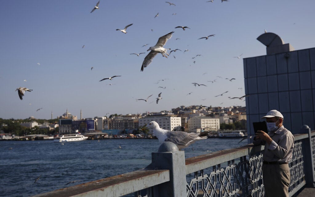 גשר גלאטה באיסטנבול בעידן הקורונה, 7 באוגוסט 2020 (צילום: AP Photo/Emrah Gurel)