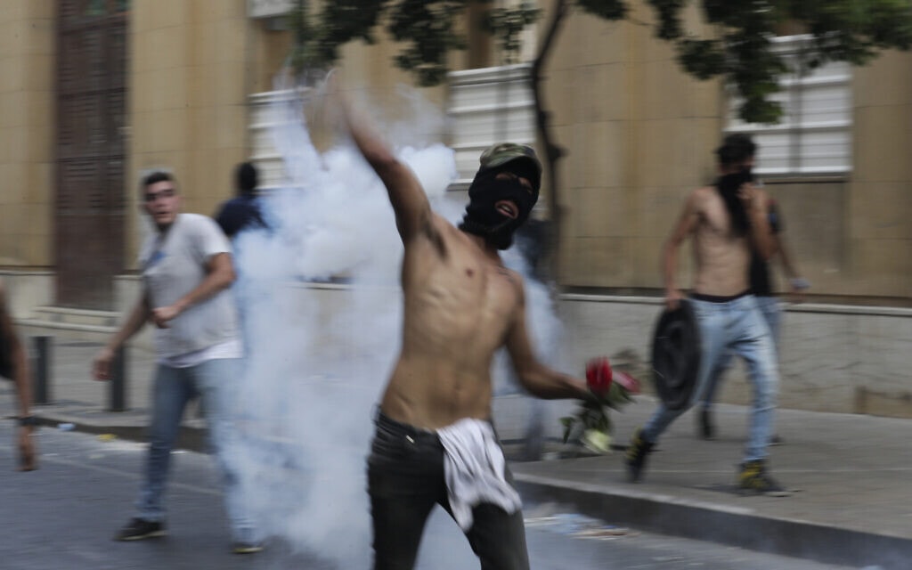 מחאות אלימות במרכז ביירות נגד ממשלת לבנון בעקבות הפיצוץ הקטלני בנמל העיר. 8 באוגוסט 2020 (צילום: AP Photo/Hassan Ammar)