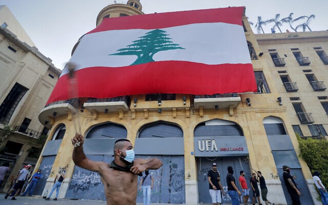 הפגנה בעקבות הפיצוץ בנמל ביירות, אוגוסט 2020 (צילום: AP Photo/Hassan Ammar)