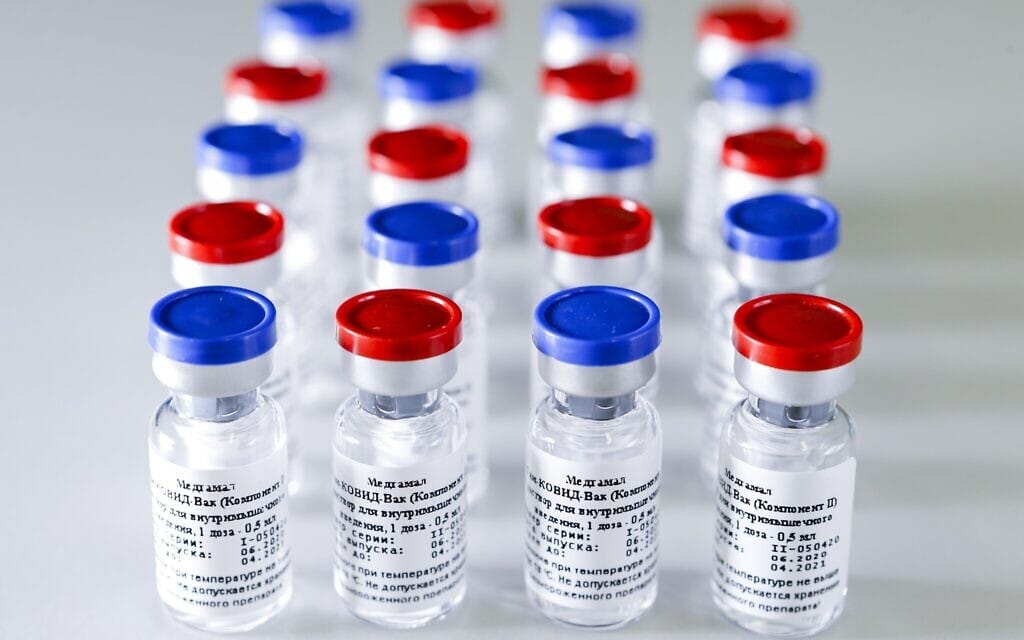 החיסון שהציגו הרוסים לקורונה, אוגוסט 2020 (צילום: Alexander Zemlianichenko Jr/ Russian Direct Investment Fund via AP)