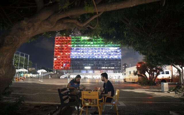 דגל איחוד האמירויות בכיכר רבין בתל אביב, 14 באוגוסט 2020 (צילום: AP Photo/Oded Balilty)