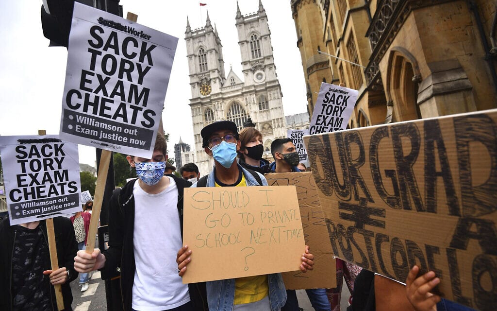 תלמידים מוחים נגד החלטת ממשלת בריטניה לחלק ציוני בגרות לפי אלגוריתם, 14 באוגוסט 2020 (צילום: Victoria Jones/PA via AP)