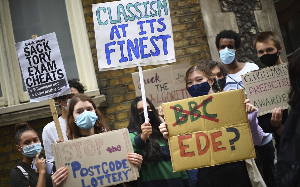 תלמידים מוחים נגד החלטת ממשלת בריטניה לחלק ציוני בגרות לפי אלגוריתם, 14 באוגוסט 2020 (צילום: Victoria Jones/PA via AP)