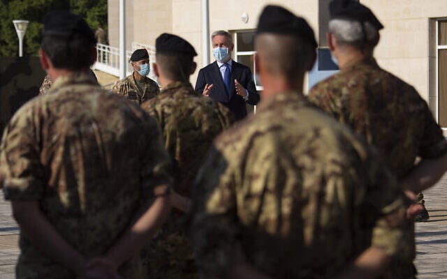 שר ההגנה האיטלקי מבקר בבית חולים שדה צבאי איטלקי בלבנון, אוגוסט 2020 (צילום: AP Photo/Hassan Ammar)