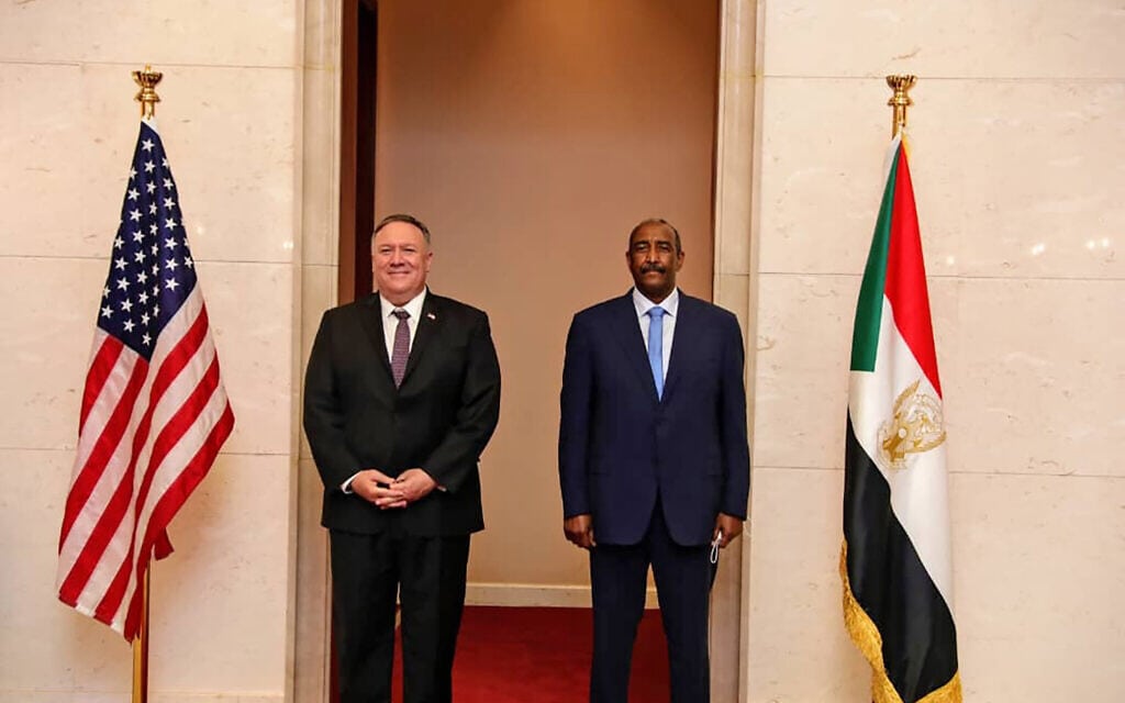שר החוץ של ארצות הברית מייק פומפאו ומנהיג סודאן עבד אל-פתאח אל-בורהאן בחרטום, 25 באוגוסט 2020 (צילום: Sudanese Cabinet via AP)