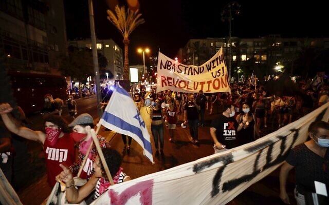 מפגינים מוחים נגד ראש הממשלה בנימין נתניהו בתל אביב, 27 באוגוסט 2020 (צילום: Sebastian Scheiner, AP)