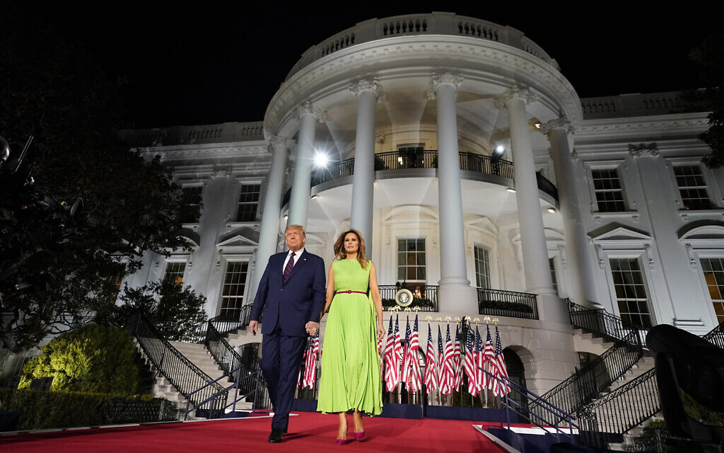 דונלד טראמפ ואישתו מלאניה בדשא הדרומי של הבית הלבן, במסגרת הוועידה הרפובליקאית, 27 באוגוסט 2929 (צילום: AP Photo/Evan Vucci)