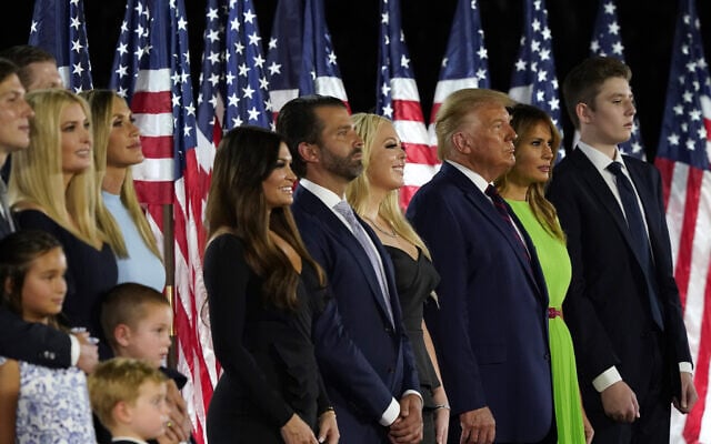  השבט הלבן: משפחת טראמפ בהרכב מלא בבית הלבן, ביום האחרון של הוועידה הרפובליקאית. 27 באוגוסט 2020 (צילום: AP Photo/Alex Brandon)