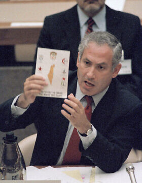 יש דברים שאינם משתנים: בנימין נתניהו, עם מפה ביד, מופיע באו&quot;ם כסגן שר החוץ, ב-25 במאי 1990 (צילום: AP Photo/Lionel Cironneau)