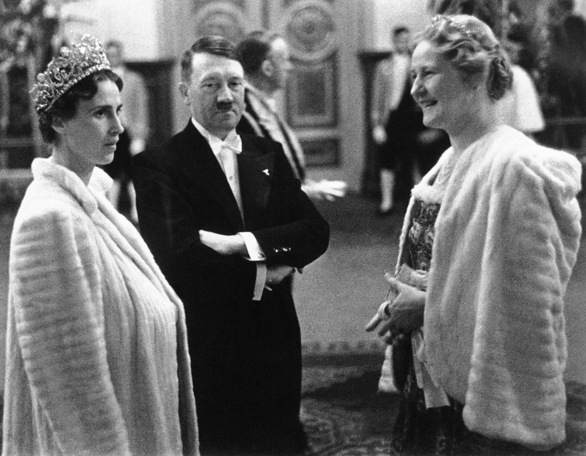 היטלר באופרה של ברלין, 1939. משמאלו: אולגה נסיכה יגוסבליה, מימינו: אשתו של גרינג (צילום: AP)