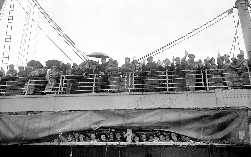 אילוסטרציה: פליטים יהודים מבריטניה מקבלים מבט ראשון על צפון אמריקה עם הגעתם לנמל הליפקס, נובה סקוטיה, קנדה, 19 ביוני 1940. הם היו בדרכם להתחיל חיים חדשים בעיר ניו יורק (צילום: AP)