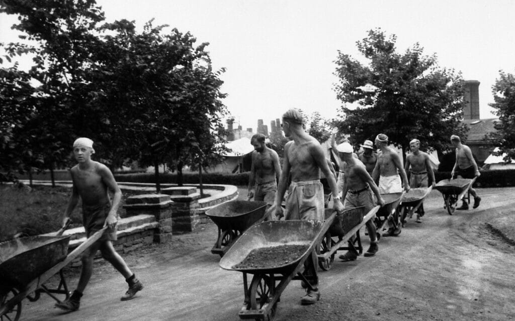 קבוצת שבויי מלחמה נאצים חוזרים מיום עבודה בשדות של מחנה מעצר קנדי, 28 באוגוסט 1940 (צילום: AP)