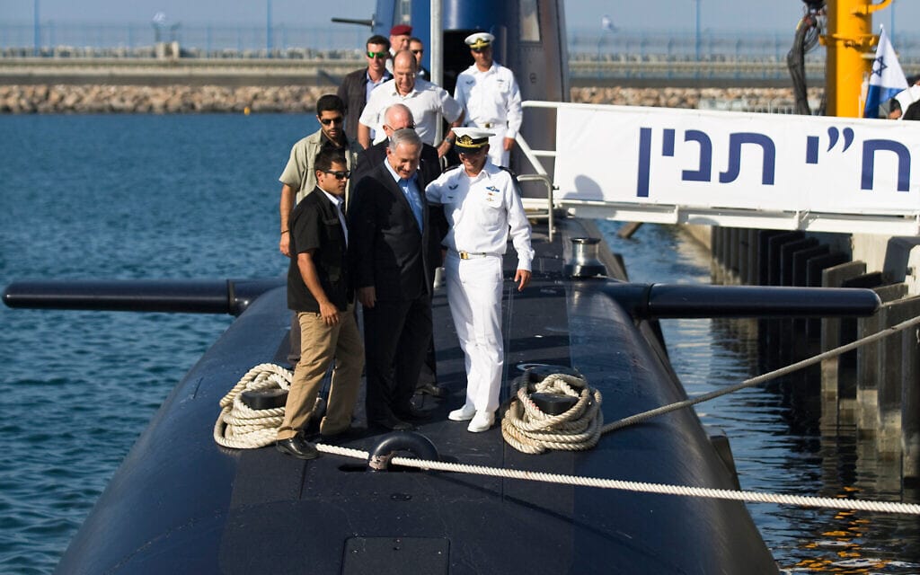 ראש הממשלה נתניהו חונך את הצוללת אח&quot;י תנין, ספטמבר 2014 (צילום: AP Photo/Amir Cohen, Pool)