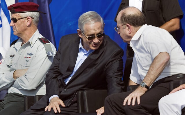 שר הביטחון יעלון, ראש הממשלה נתניהו והרמטכ&quot;ל גנץ מקבלים את הצוללת אח&quot;י תנין, ספטמבר 2014 (צילום: AP Photo/Amir Cohen, Pool)
