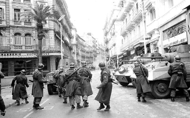 התנגשויות בין שוטרים צרפתים למפגינים מקומיים באלג&#039;יריה, 1960 (צילום: AP)