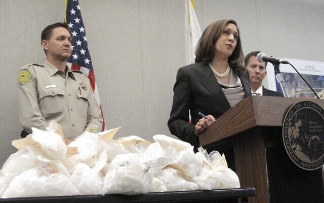 קמלה האריס בתפקידה כתובעת הכללית של מדינת קליפורניה, מכריזה במסיבת עיתונאים על לכידת רשת הברחת סמים, ב-14 באפריל 2014 (צילום: AP Photo/Scott Smith)