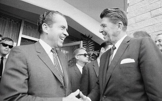 ריצ&#039;רד ניקסון פוגש את מושל קליפורניה דאז רונלד רייגן בסאן דייגו במהלך קמפיין הבחירות לנשיאות ארה&quot;ב ב-16 באוגוסט 1968 (צילום: AP Photo/Henry Burroughs)