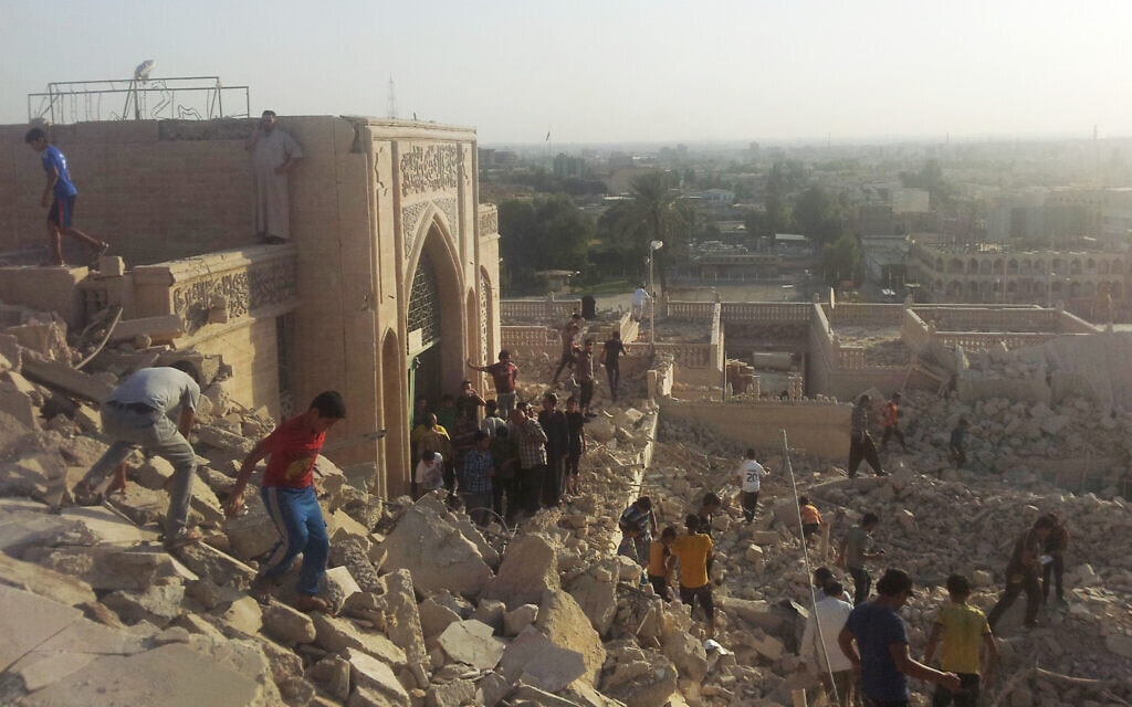 מסגד הנביא יונה במוסול שנהרס על ידי כוחות דאע&quot;ש. 24 ביולי 2014 (צילום: AP Photo)