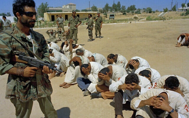 חיילים ישראלים ושבויים מצריים ברצועת עזה, 1967 (צילום: AP Photo/Michel Lipchitz)