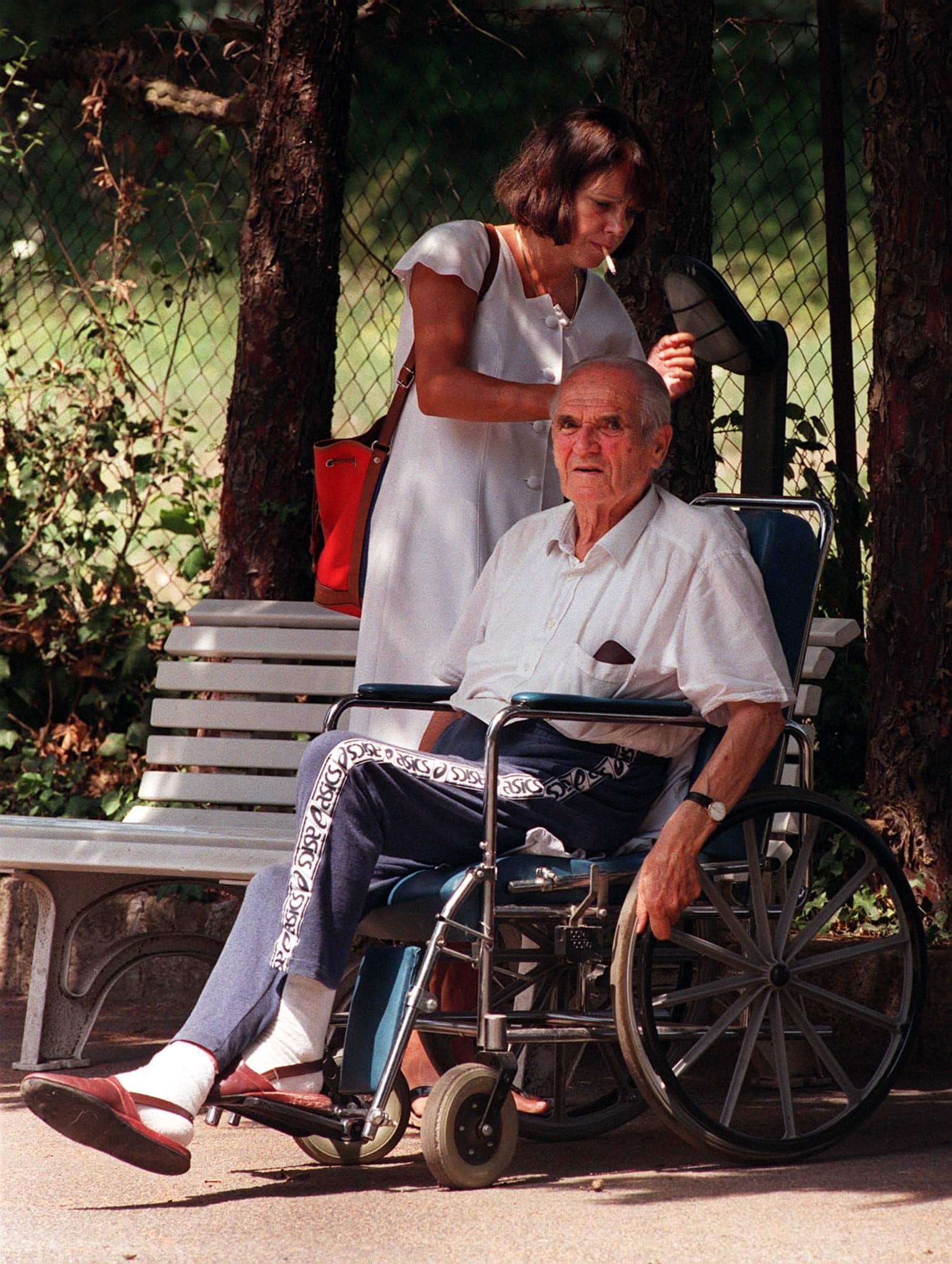 קצין האס אס לשעבר קארל האס נעזר בבתו ארניקה בבית האבות הנסתר שלו בגבעות מחוץ לרומא. יולי, 1993 (צילום: AP Photo/Angelo Scipioni)
